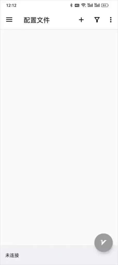 首次启动的 v2rayNG 1.8.14,标题为配置文件,标题右边排着加号、漏斗、竖排三点,中部空空,底部写未连接,角落是灰色圆形 V 按钮